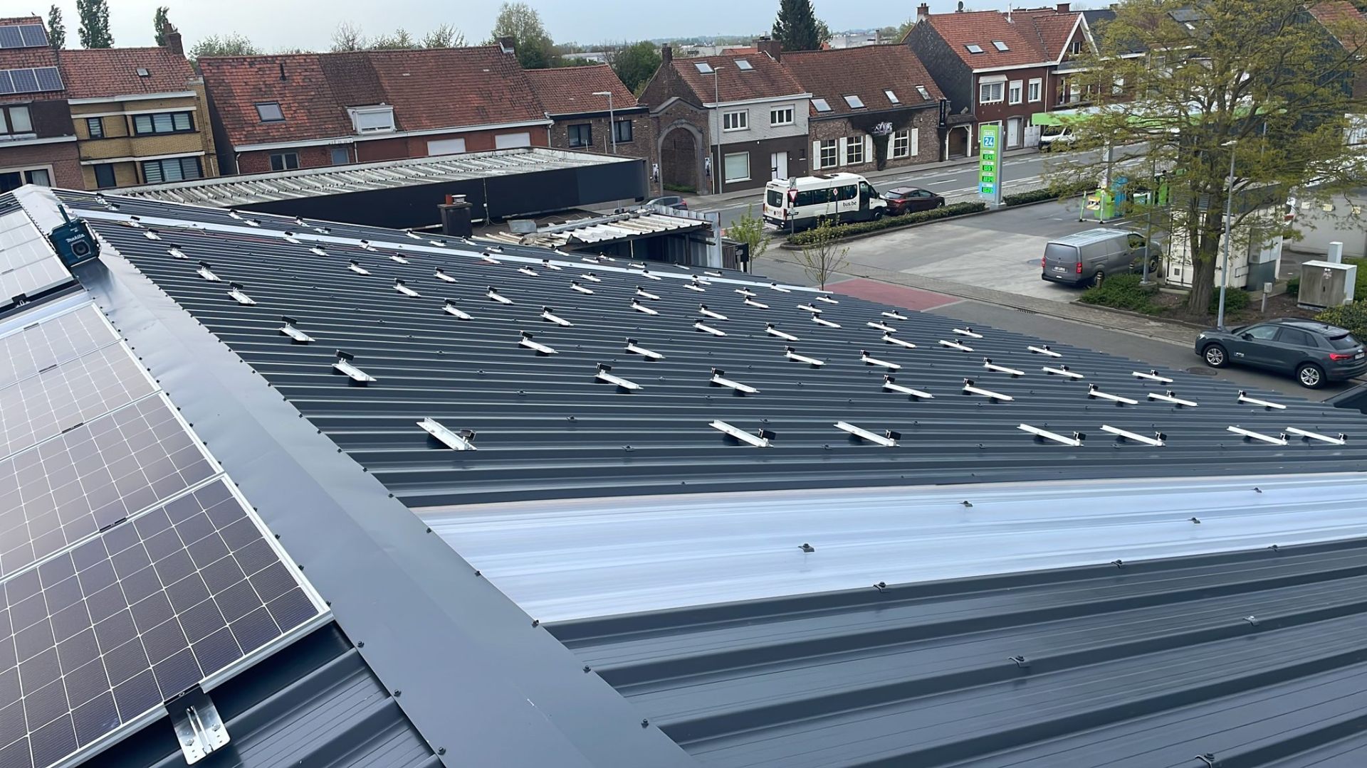 NOVA Steel Roof montage op stalen dak met bevestigingsklemmen