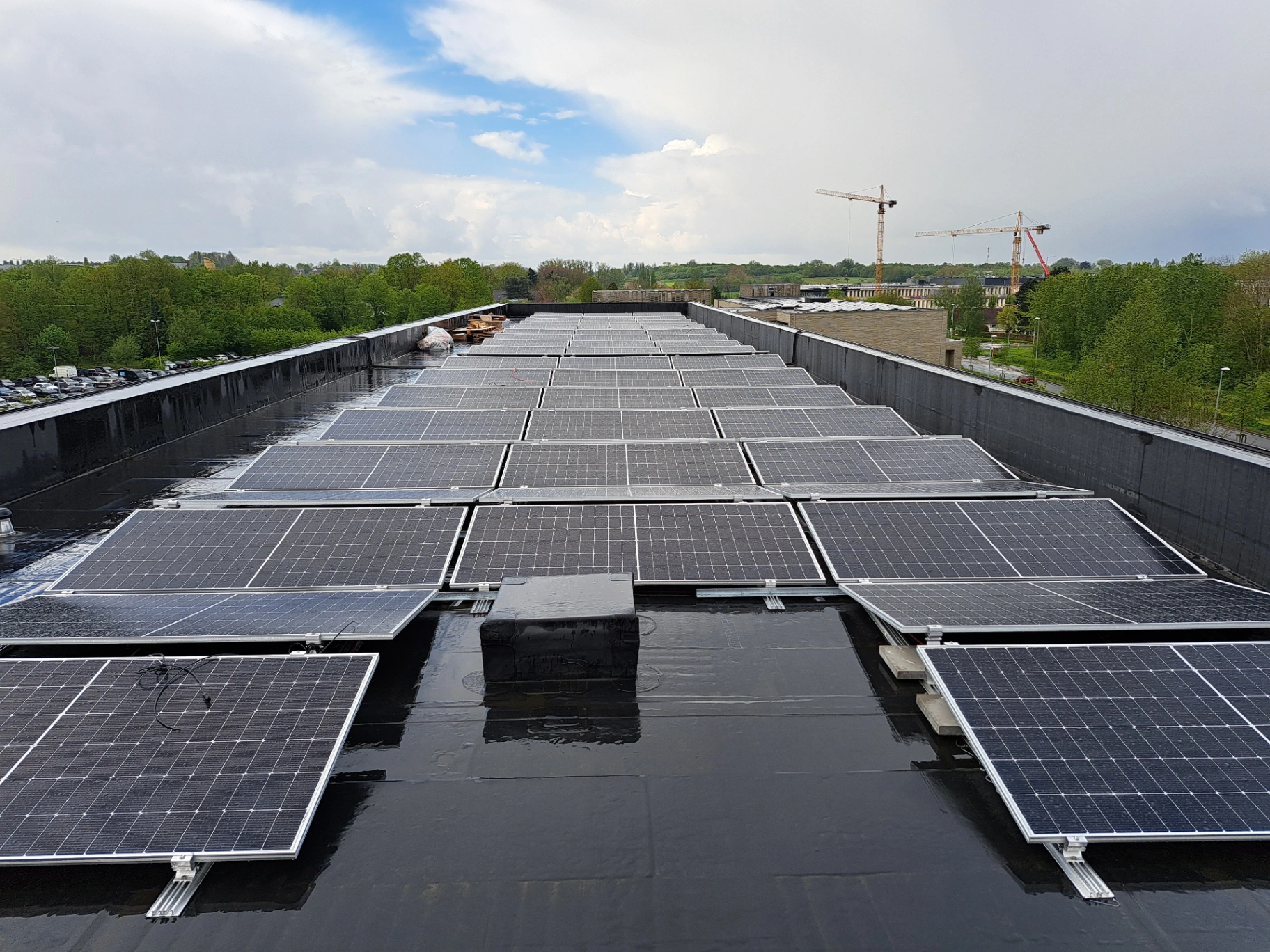 Zonnepanelen installatie Solidaris Kortrijk - 542 panelen 224,93 kWp dubbele netontkoppeling Solarnation