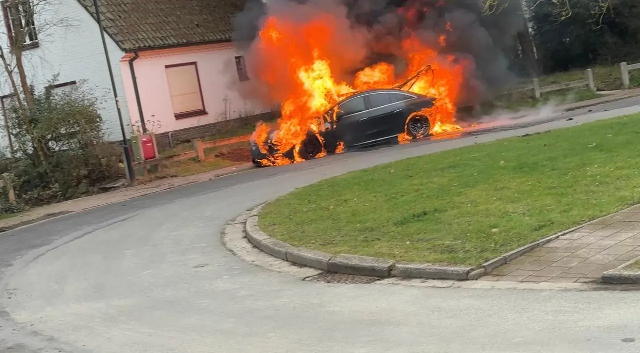 Spontane brand in een elektrische Mercedes EQS — de wagen stond geparkeerd en was niet aan het laden
