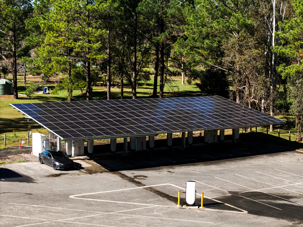 Commercieel parkeerterrein volledig overdekt met solar carport en zonnepanelen