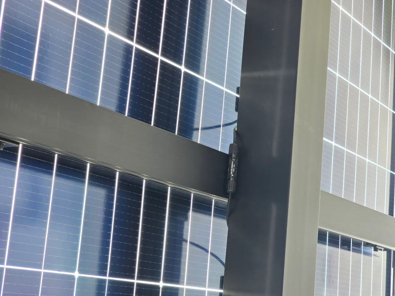 Detailfoto van de montage en bevestigingsklemmen van zonnepanelen op een solar carport