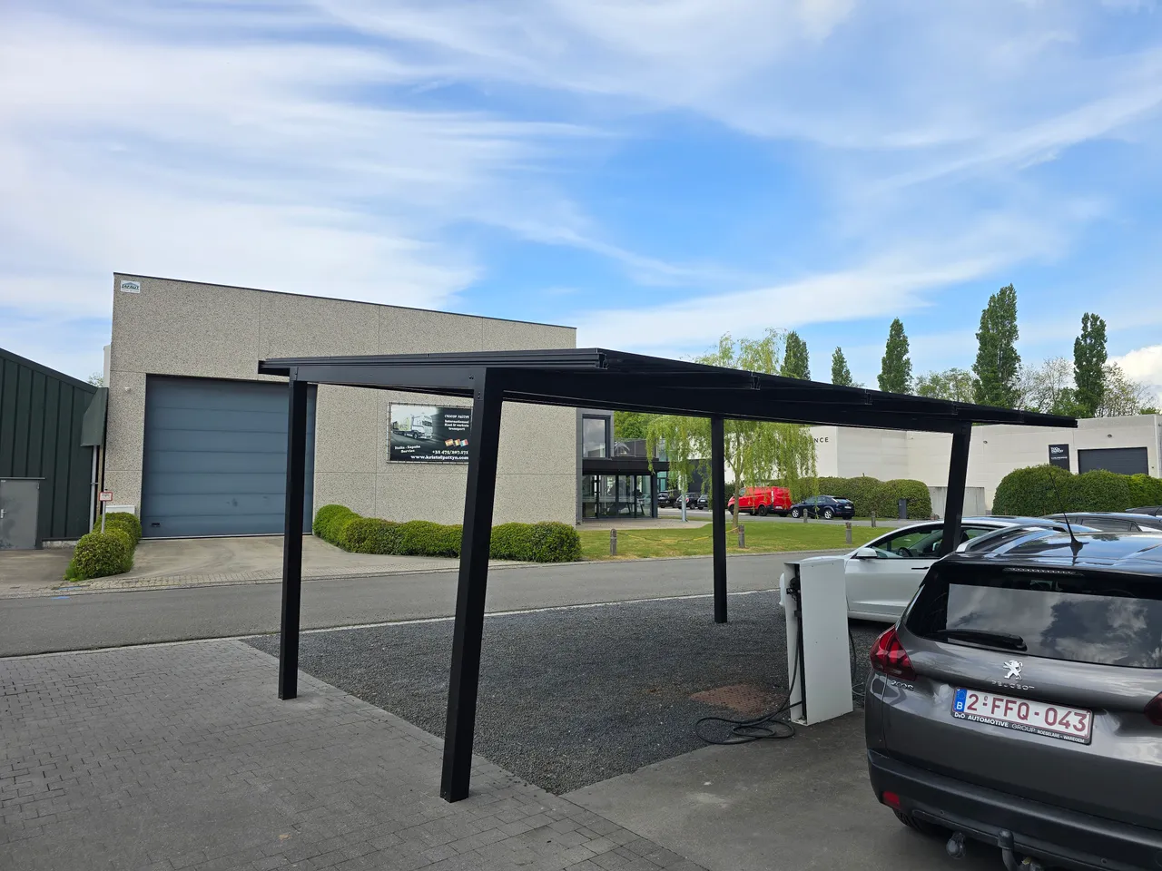 Residentiële solar carport buitenaanzicht met stalen constructie en zonnepanelen