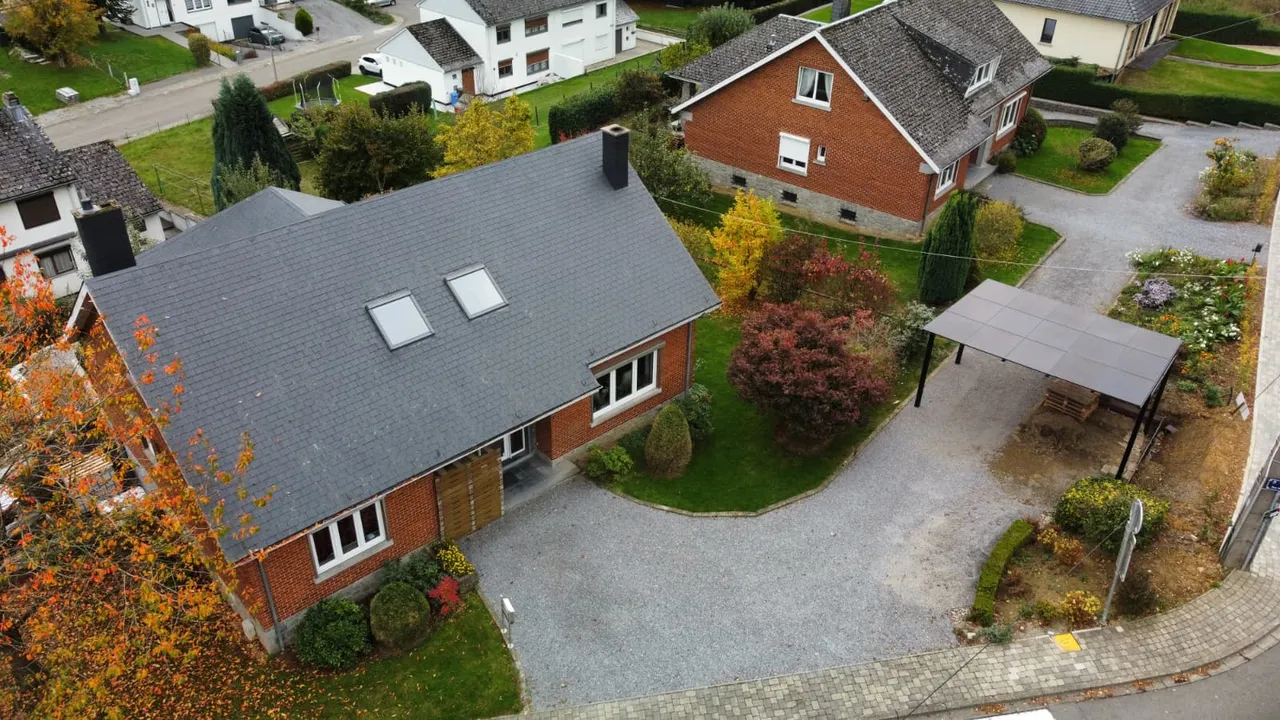 Drone-opname van solar carport op de oprit van een eengezinswoning in België