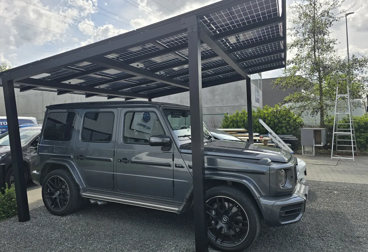 Afgewerkte residentiële solar carport met Mercedes geparkeerd onder zonnepanelen