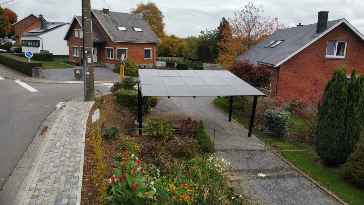 Solar carport met zonnepanelen op oprit in een residentiële omgeving, bovenaanzicht