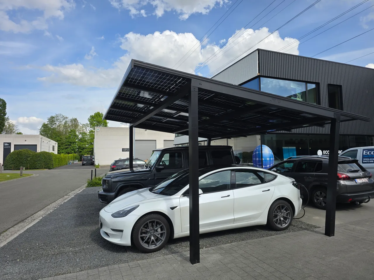 Solar carport met zonnepanelen